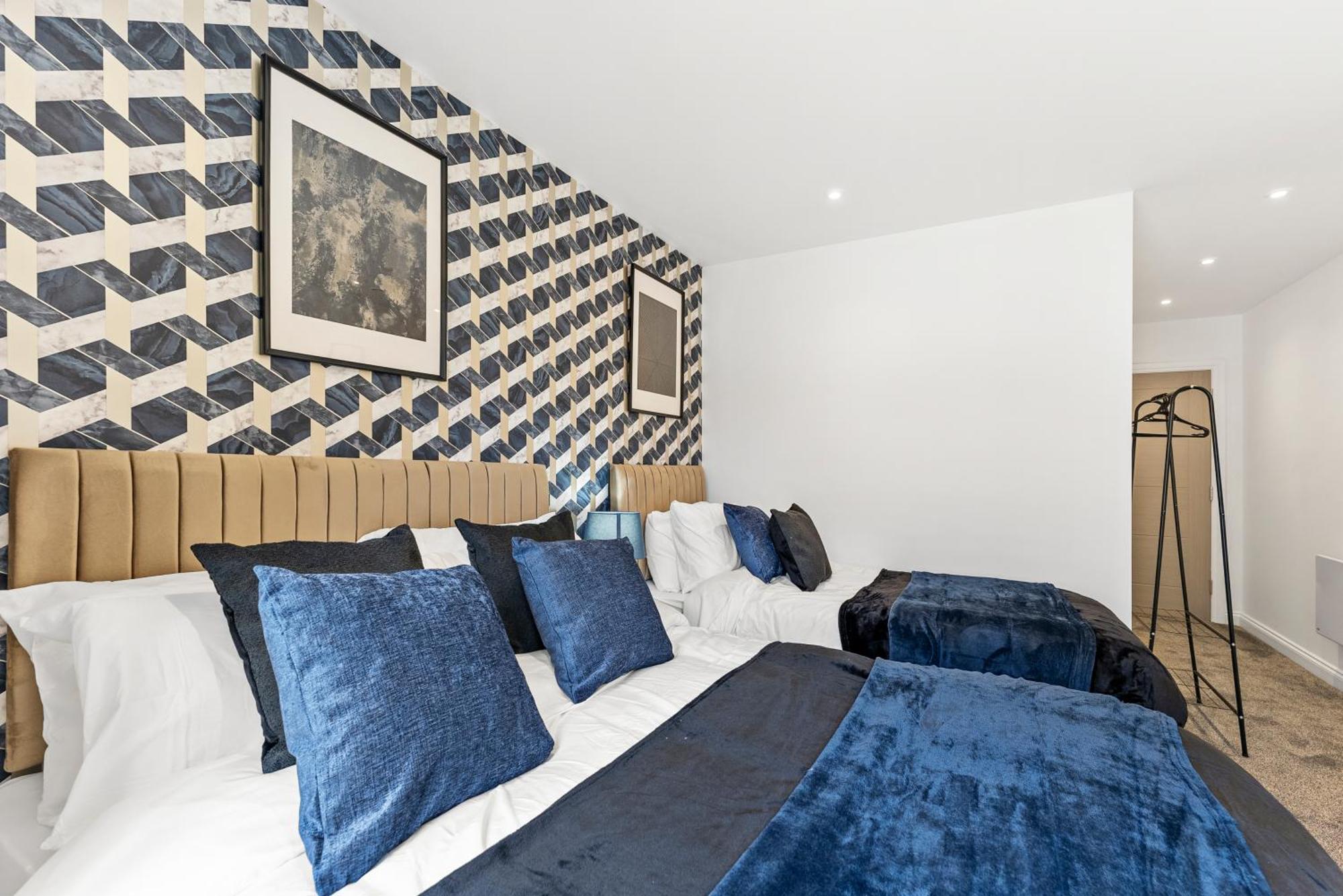 Stylish Large Leeds Apartment - Parking Exterior photo