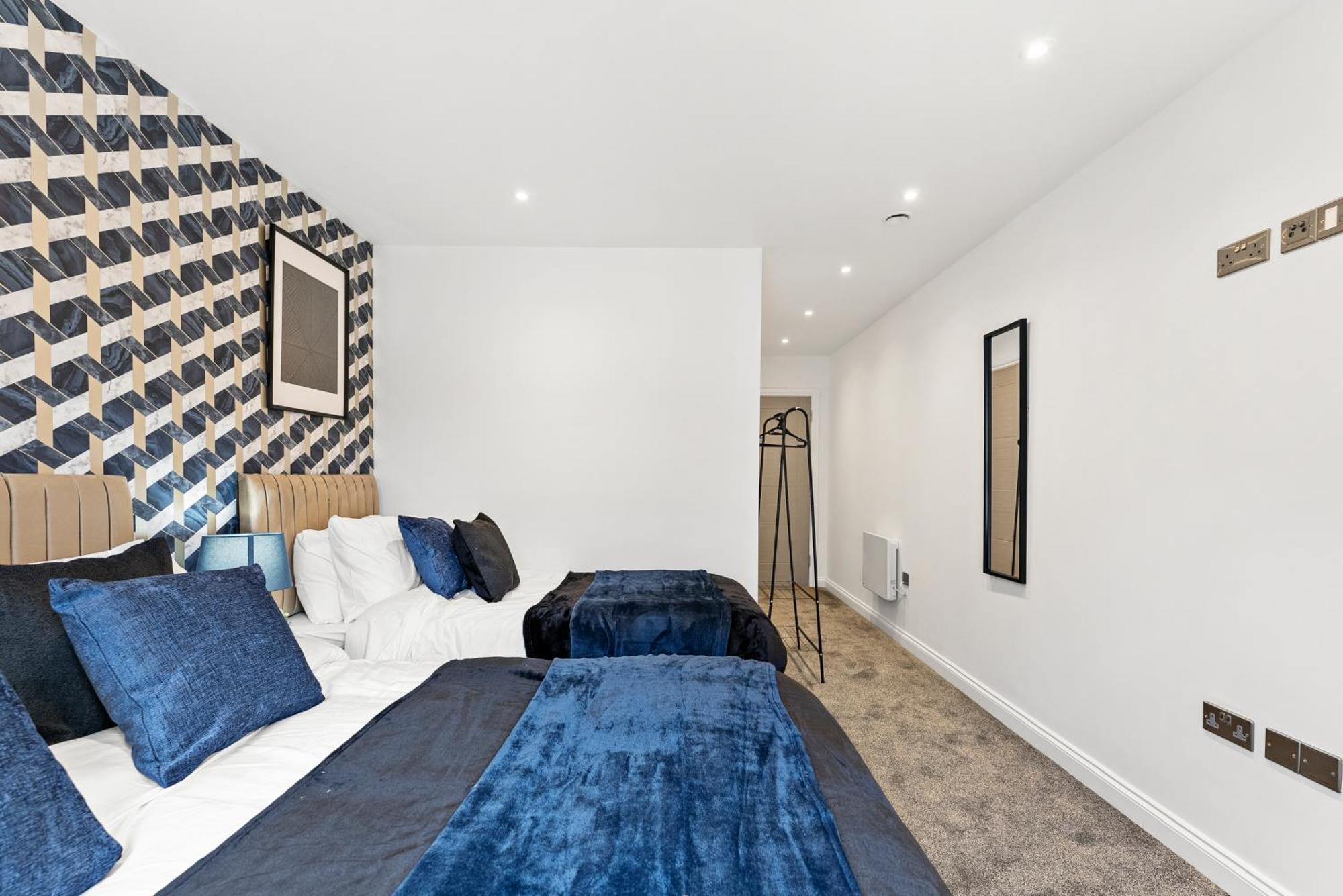 Stylish Large Leeds Apartment - Parking Exterior photo