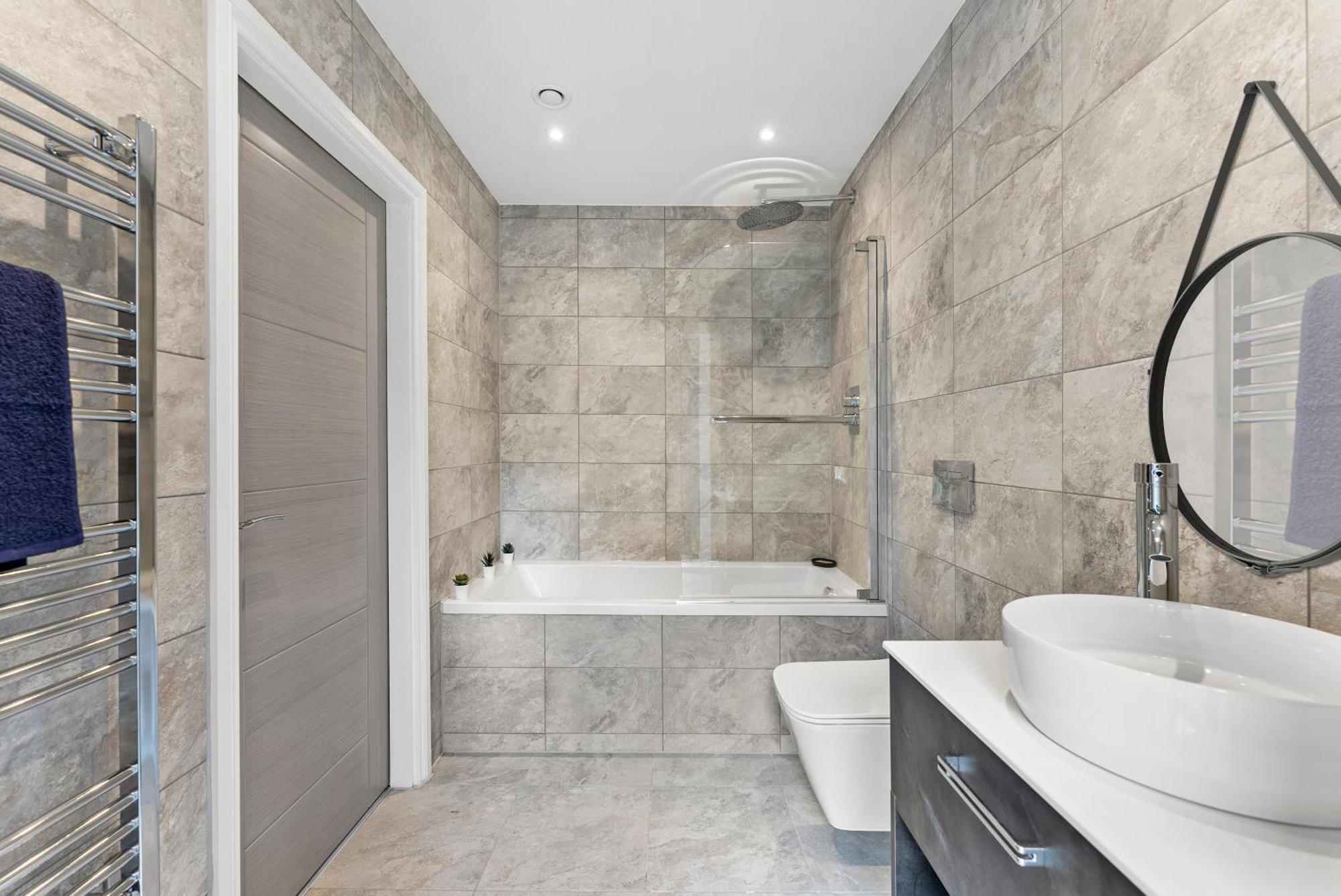 Stylish Large Leeds Apartment - Parking Exterior photo
