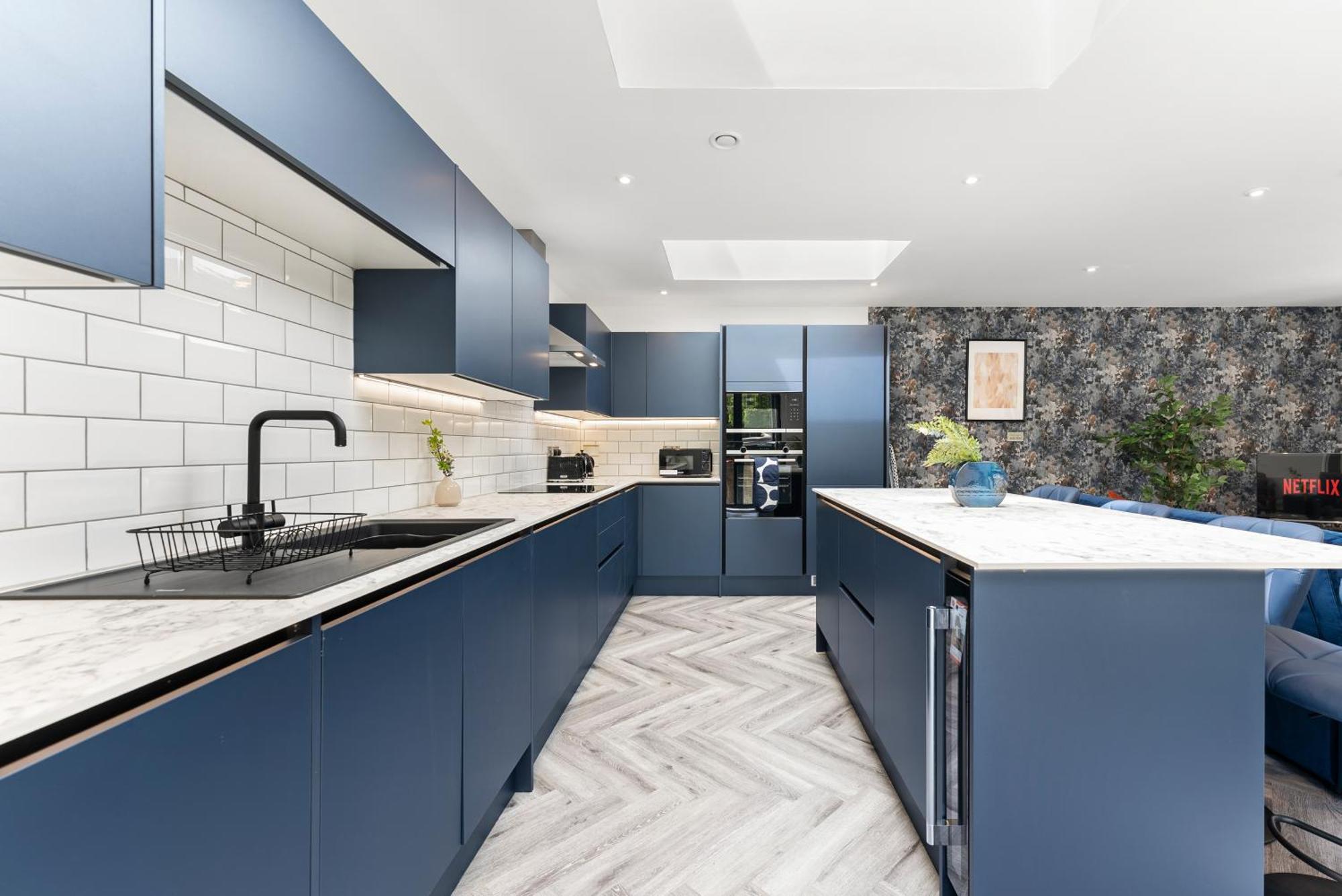 Stylish Large Leeds Apartment - Parking Exterior photo